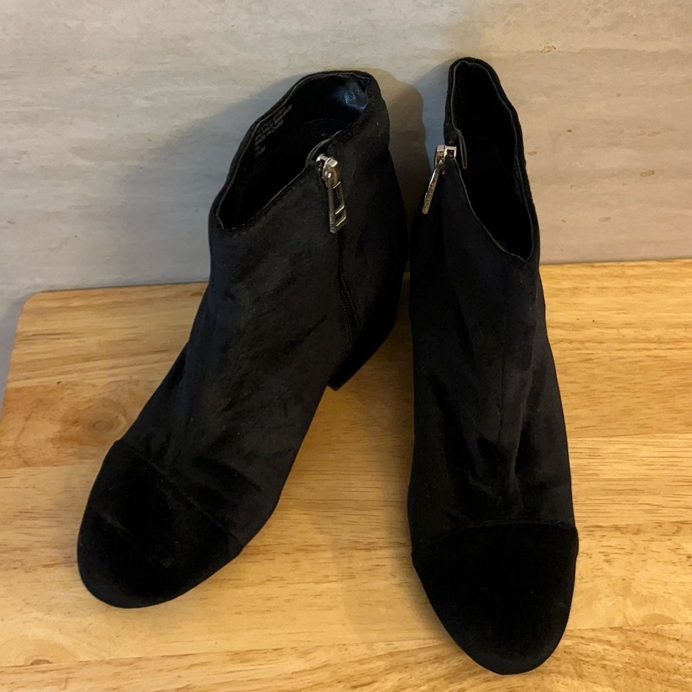Charles David Velvet Finish With A Side Zipper And A Heel Elegant Black Boots